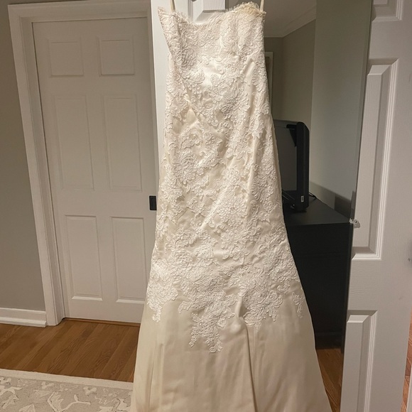 Jim Hjelm bridal gown - Picture 6 of 8